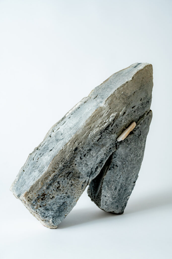 Sculpture triangle avec pierre gypse